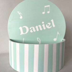 Caja redonda de rayas pintada en color mint para Daniel